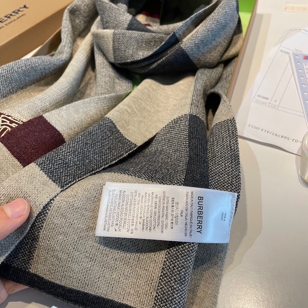 巴宝莉专柜最新款Tb围巾【顶级羊绒围巾】🔥爆款哦 😘💍实物真心美 🎀针织围巾配以精美logo的刺绣💓💃🏻