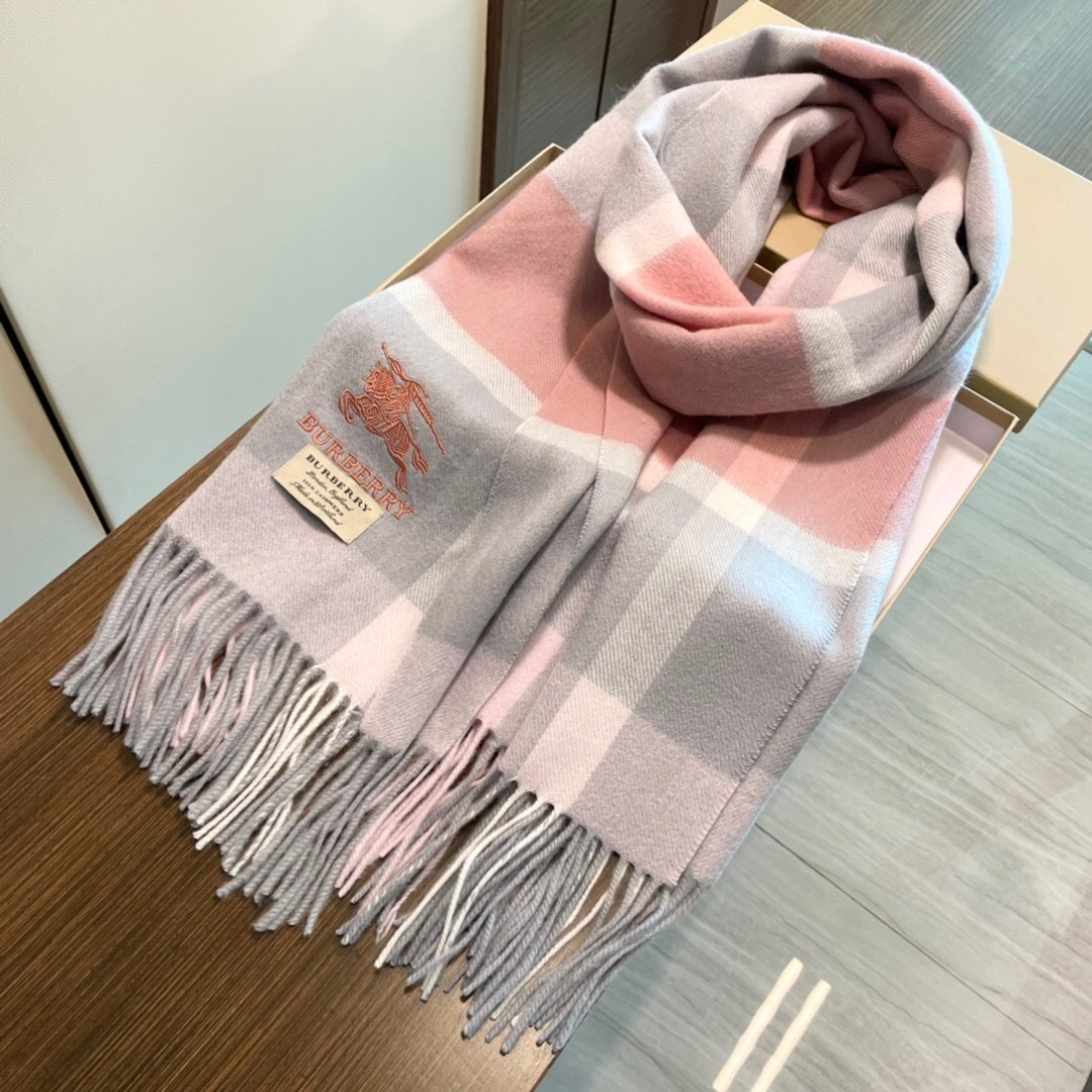 巴宝莉 bur专‮爱柜‬心💗围巾披肩‮磅重‬来了 bur原单殿堂‮皇级‬室最新款‼️专‮在柜‬售1600
