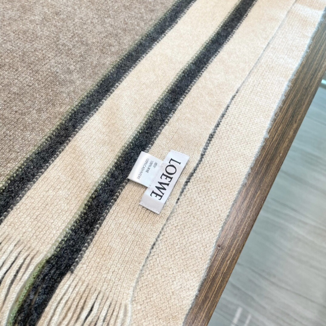 👑👑罗意威新款羊绒针织长巾‼️美翻了[流泪]御用殿堂级极品‼️新款在售 美丽至极 真的 上身极为衬肤色 