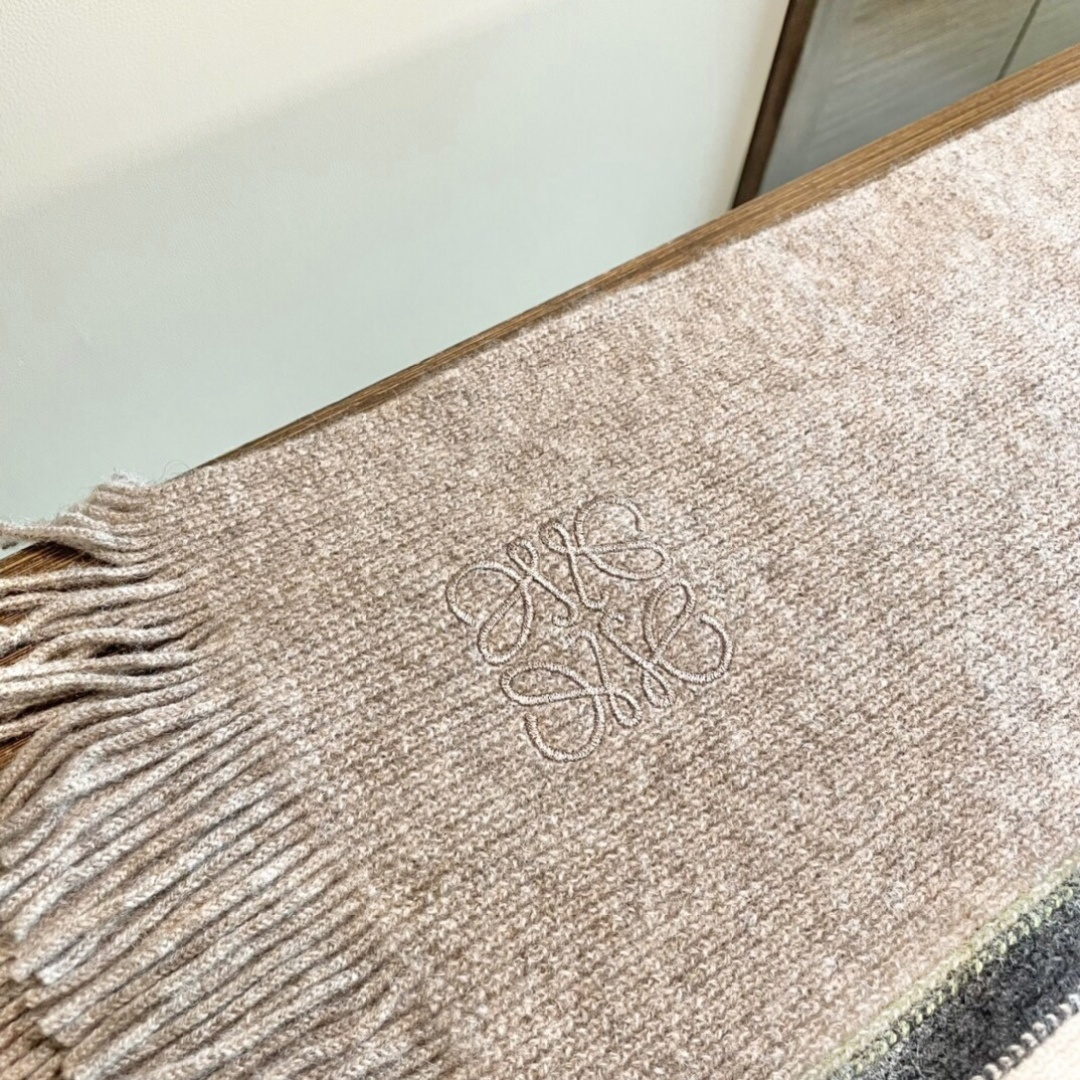 👑👑罗意威新款羊绒针织长巾‼️美翻了[流泪]御用殿堂级极品‼️新款在售 美丽至极 真的 上身极为衬肤色 