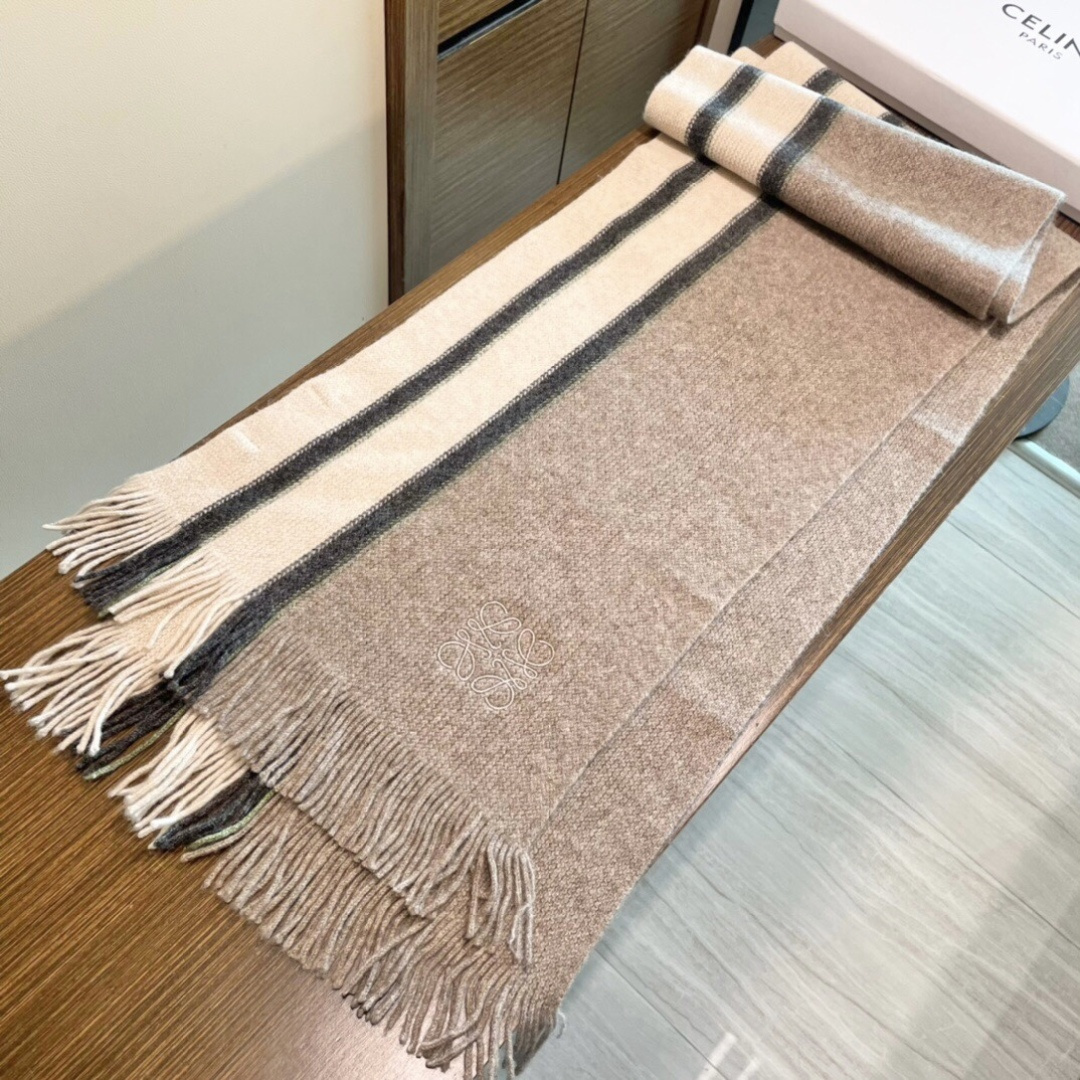 👑👑罗意威新款羊绒针织长巾‼️美翻了[流泪]御用殿堂级极品‼️新款在售 美丽至极 真的 上身极为衬肤色 