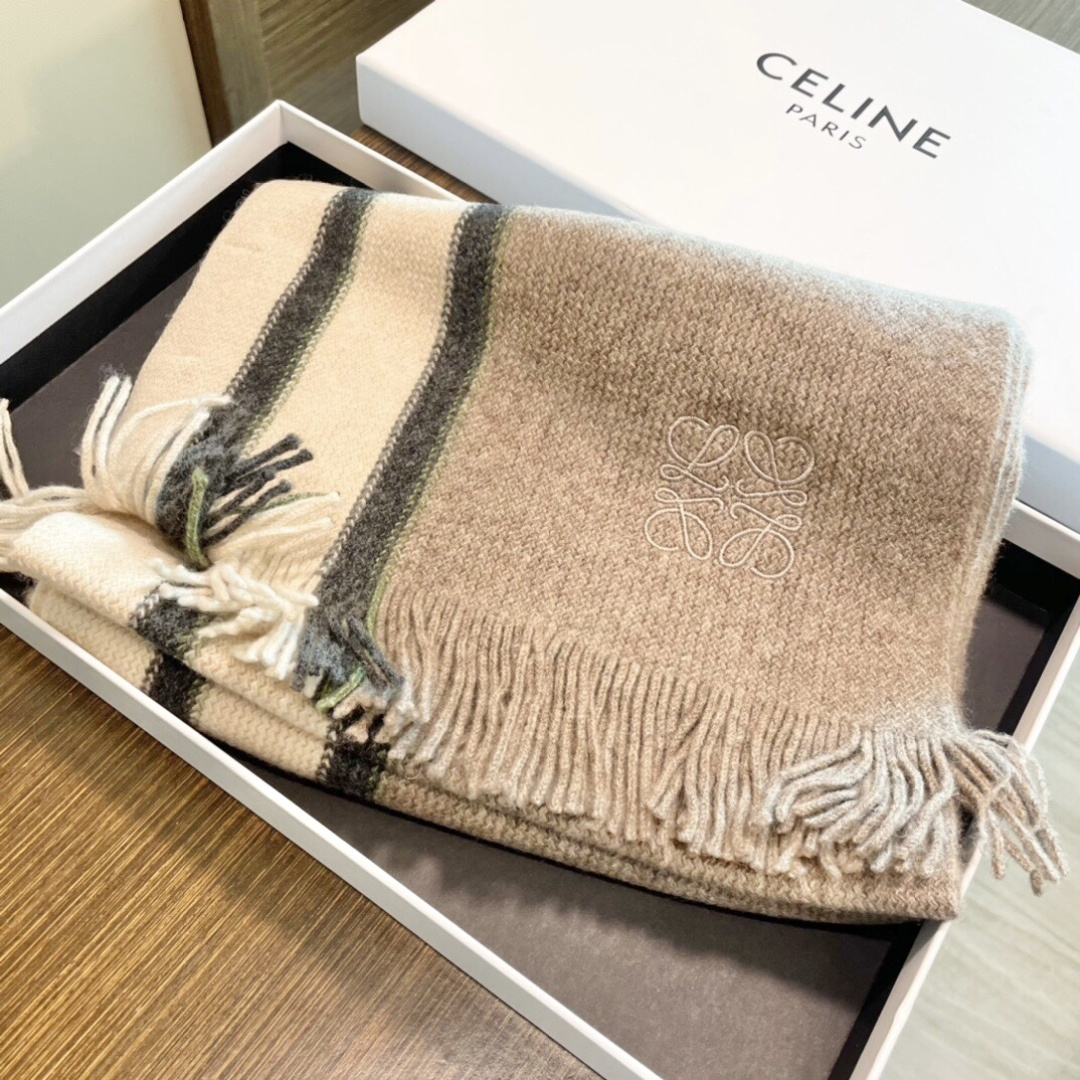 👑👑罗意威新款羊绒针织长巾‼️美翻了[流泪]御用殿堂级极品‼️新款在售 美丽至极 真的 上身极为衬肤色 