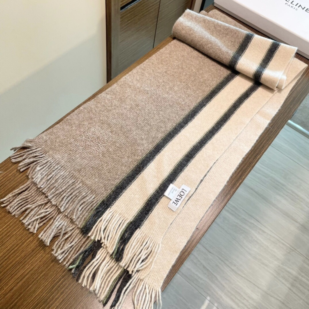 👑👑罗意威新款羊绒针织长巾‼️美翻了[流泪]御用殿堂级极品‼️新款在售 美丽至极 真的 上身极为衬肤色 