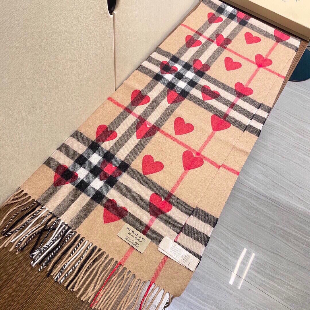 爆款来袭 ‼️巴宝莉情侣大爆款，超级可爱的经典桃心♥️羊绒围巾 又一款百年再设计的款式 经典时尚相结合 