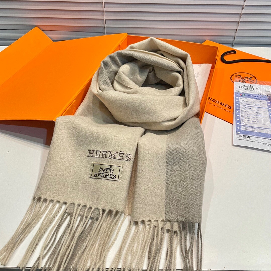爱马仕❗👫同款围巾且买且珍惜羊绒款😍~都是出口订单所以比较难遇❤东西讲究少而精😍好看的一定要收😎这款H家