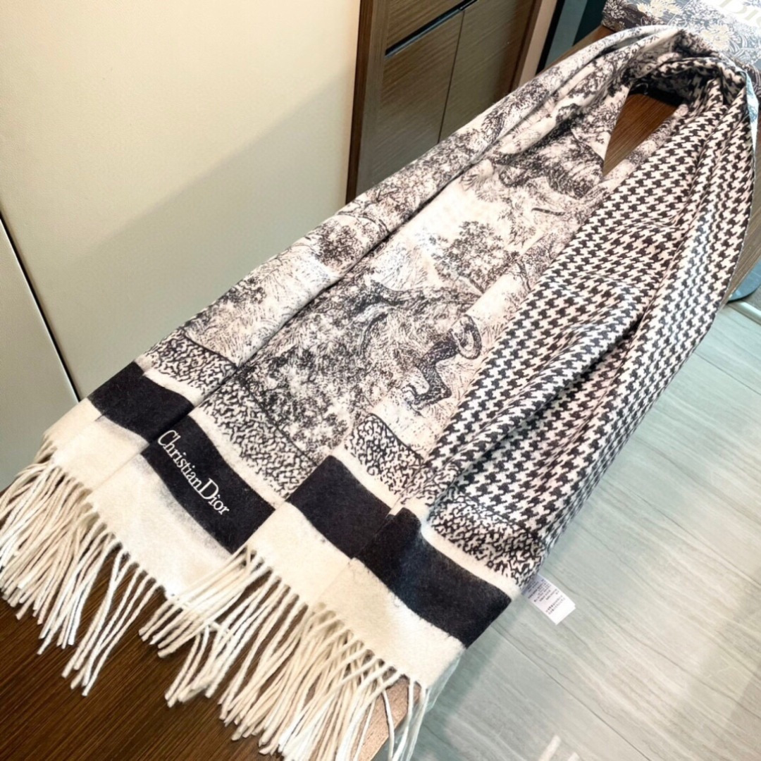 【DIOR 迪奥动物元素流苏长巾】尺寸:70×200CM材质:100%山羊绒爆款，专柜最新款式 双面羊绒