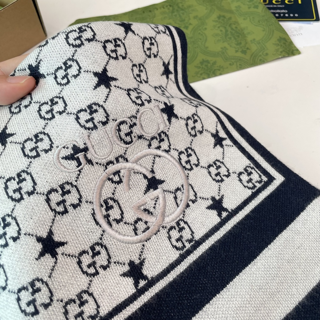 爆款上👍 G家独家牛货【GG针织蜜蜂】🐂 高端品质针织拼接围巾‼️这种精品是市场上及其少见的，GG元素针