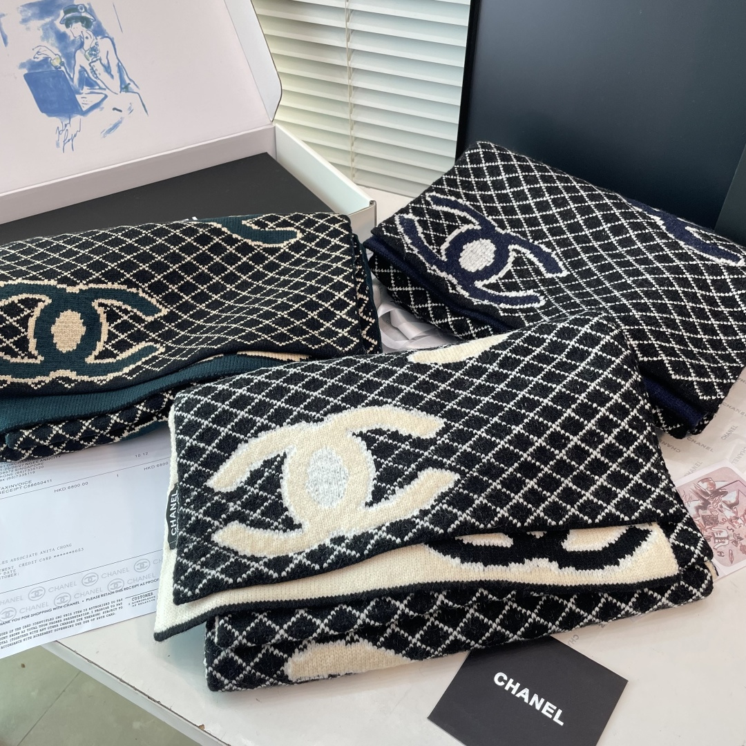 香奈儿针织双面围巾，顶级高端货👼👏绝美百搭款💋专柜限量哦‼️有钱都很难订到💛💙💜顶级山羊绒针织围巾，整条