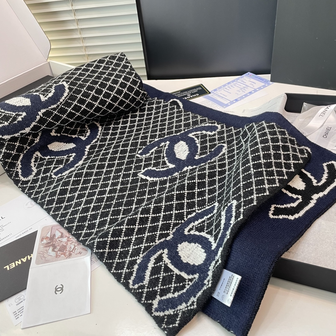 香奈儿针织双面围巾，顶级高端货👼👏绝美百搭款💋专柜限量哦‼️有钱都很难订到💛💙💜顶级山羊绒针织围巾，整条