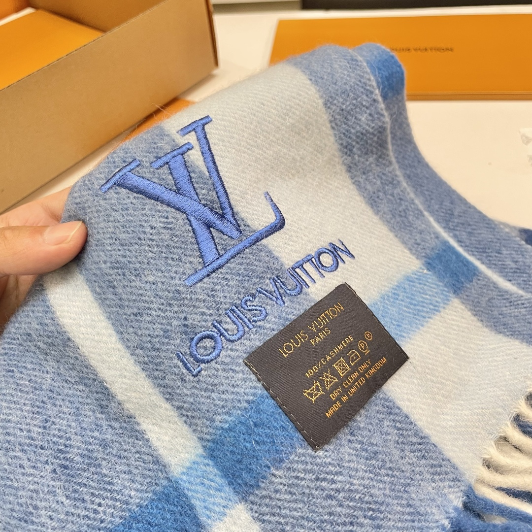 新款上市👏LV👏超级有品百搭的款，🔥绝对质量好到爆的超值❗️最新出口🇬🇧男女羊绒围巾.羊绒提花 手感细腻