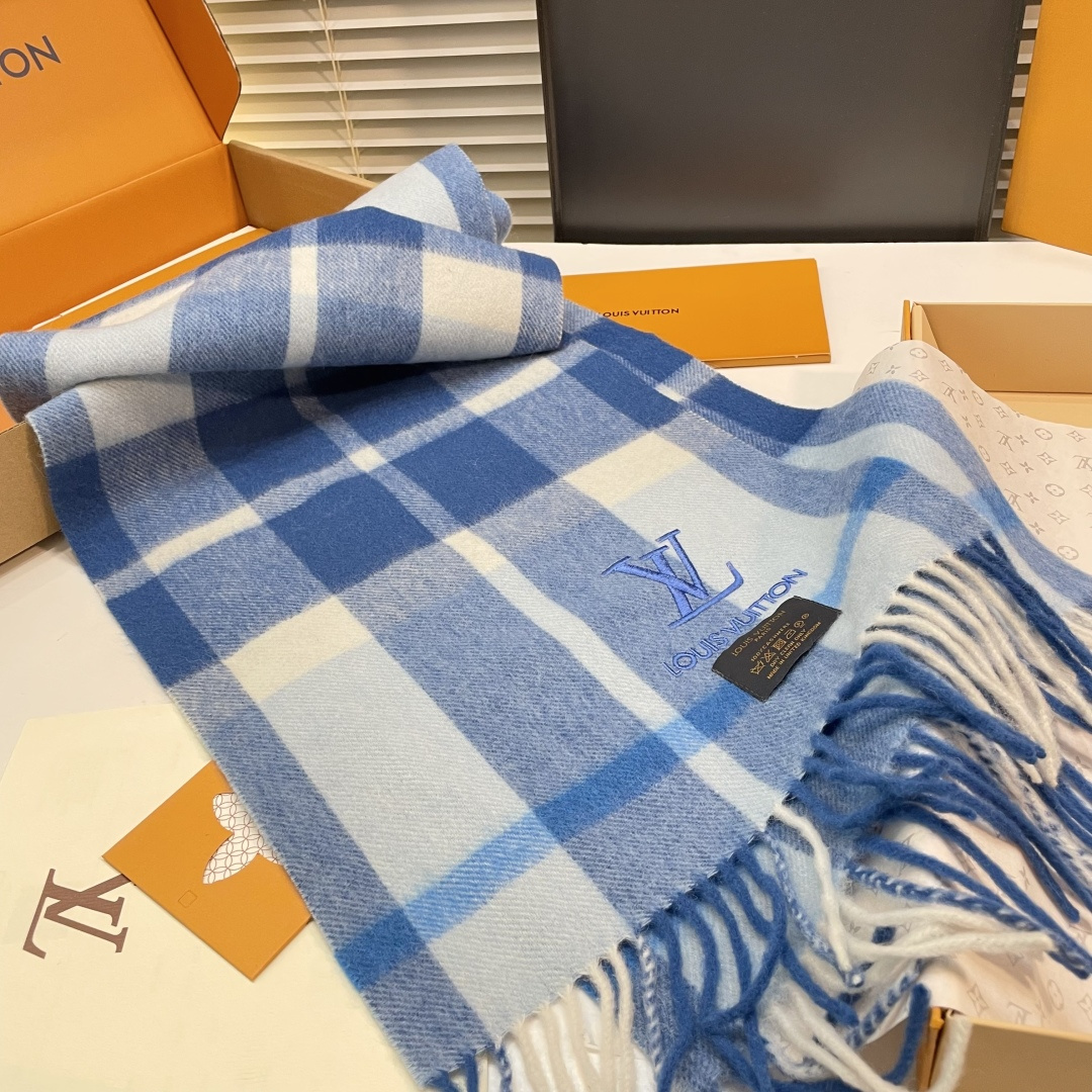 新款上市👏LV👏超级有品百搭的款，🔥绝对质量好到爆的超值❗️最新出口🇬🇧男女羊绒围巾.羊绒提花 手感细腻