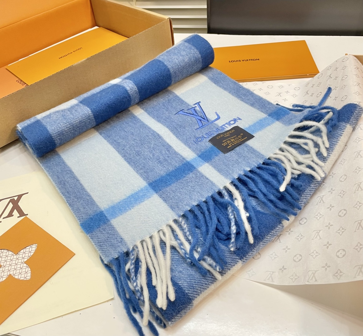新款上市👏LV👏超级有品百搭的款，🔥绝对质量好到爆的超值❗️最新出口🇬🇧男女羊绒围巾.羊绒提花 手感细腻
