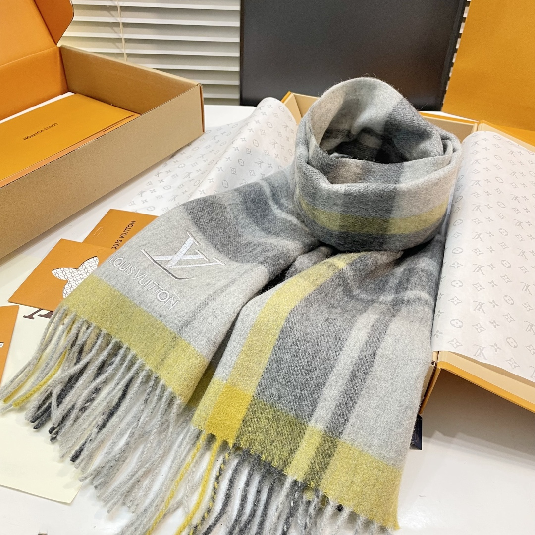 新款上市👏LV👏超级有品百搭的款，🔥绝对质量好到爆的超值❗️最新出口🇬🇧男女羊绒围巾.羊绒提花 手感细腻