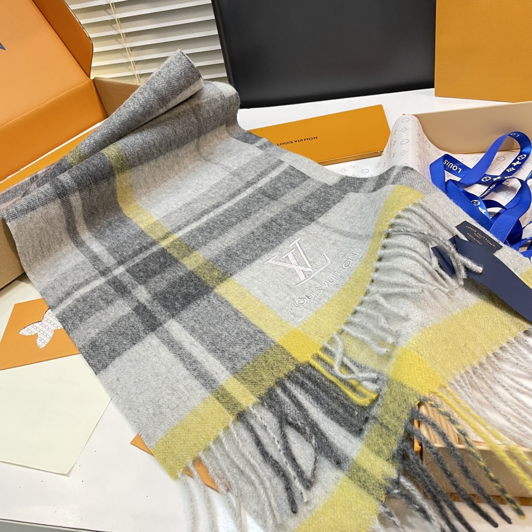 新款上市👏LV👏超级有品百搭的款，🔥绝对质量好到爆的超值❗️最新出口🇬🇧男女羊绒围巾.羊绒提花 手感细腻