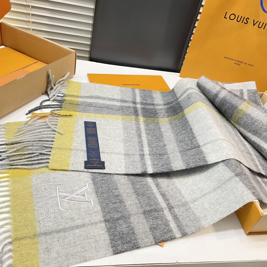新款上市👏LV👏超级有品百搭的款，🔥绝对质量好到爆的超值❗️最新出口🇬🇧男女羊绒围巾.羊绒提花 手感细腻