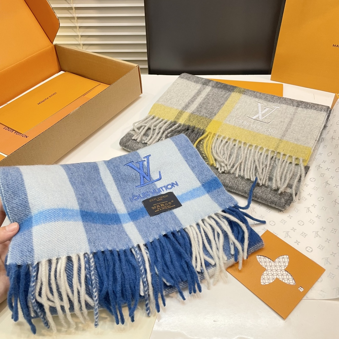 新款上市👏LV👏超级有品百搭的款，🔥绝对质量好到爆的超值❗️最新出口🇬🇧男女羊绒围巾.羊绒提花 手感细腻