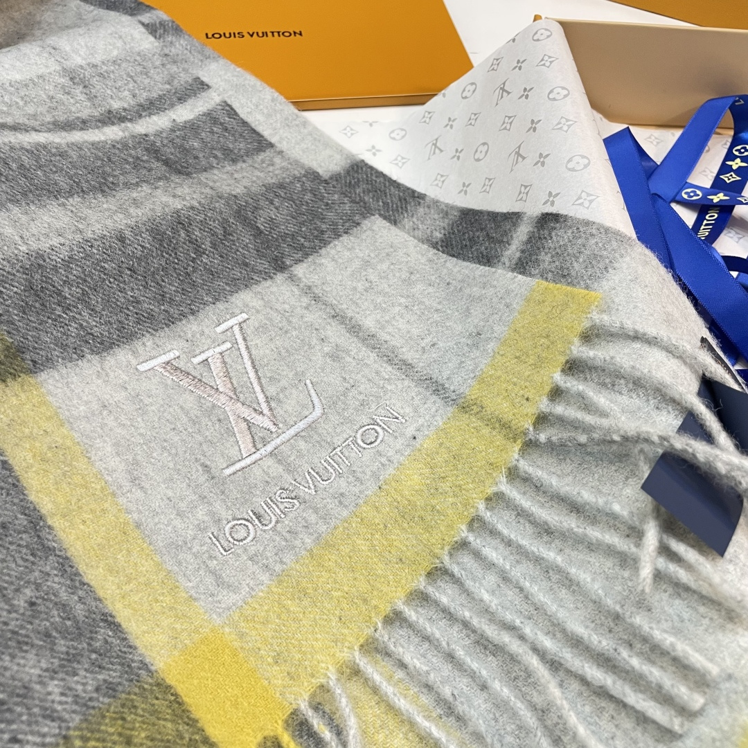 新款上市👏LV👏超级有品百搭的款，🔥绝对质量好到爆的超值❗️最新出口🇬🇧男女羊绒围巾.羊绒提花 手感细腻