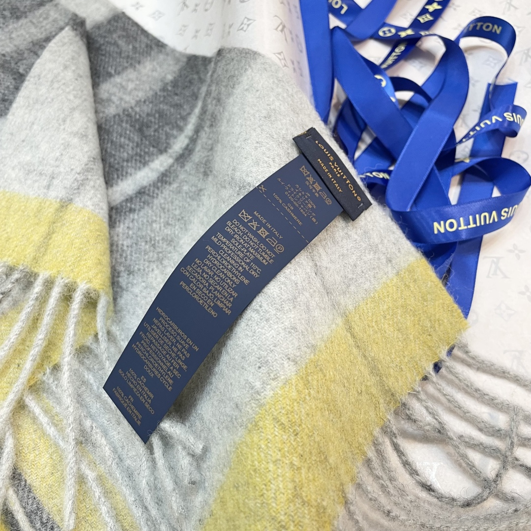 新款上市👏LV👏超级有品百搭的款，🔥绝对质量好到爆的超值❗️最新出口🇬🇧男女羊绒围巾.羊绒提花 手感细腻