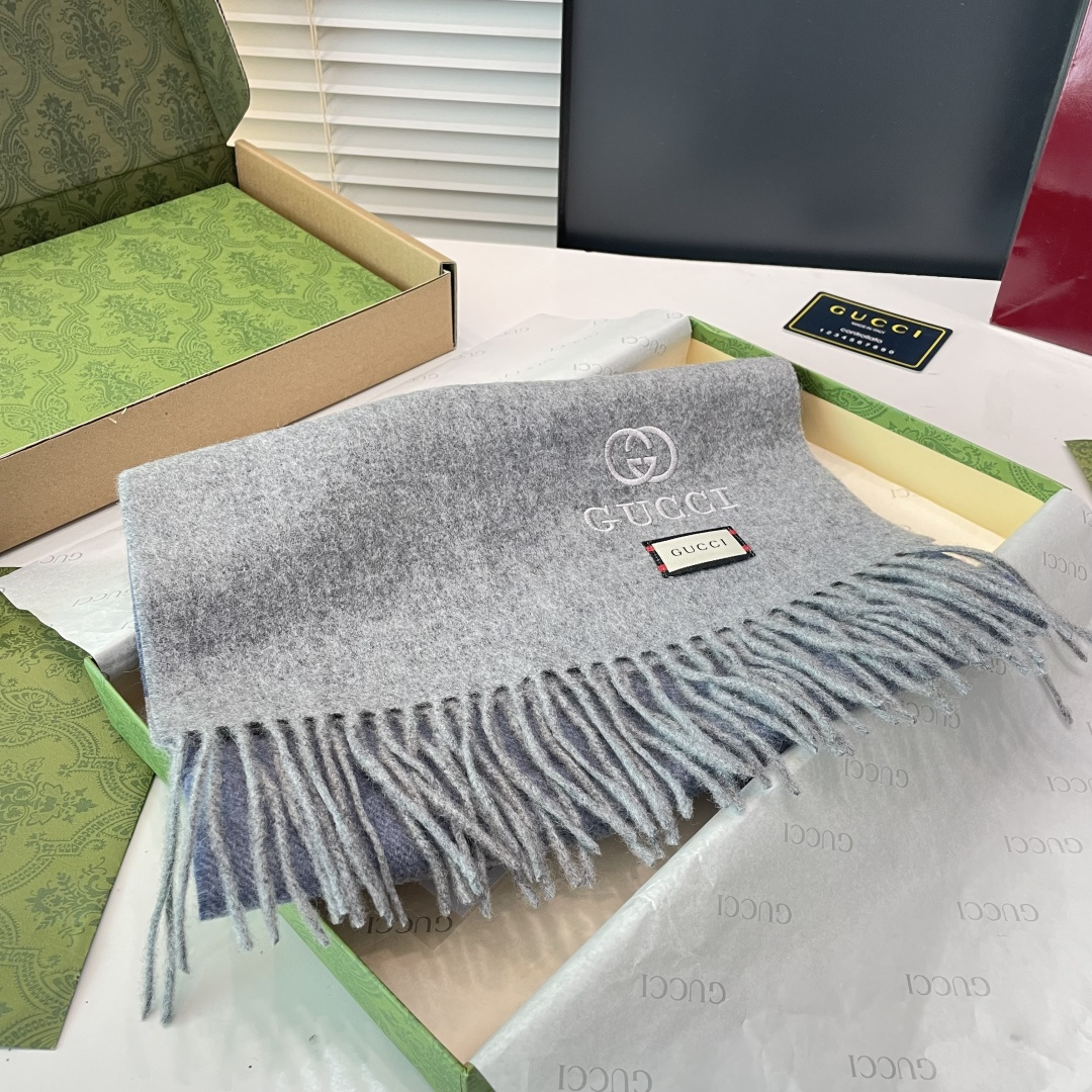 爆款到货古奇经典男女通用围巾👑柔和舒适的围巾带来今季最温暖贴心呵护❤️最顶级的品质❤️羊绒线织出漂亮精致