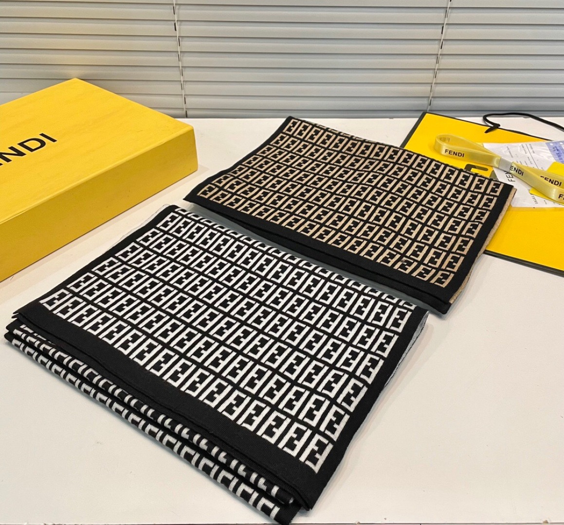 经典FF字母元素围巾，专柜也是刚上架的好玩意儿‼今年的芬迪也是起飞的架势，火的不要不要的，这款真真儿的正