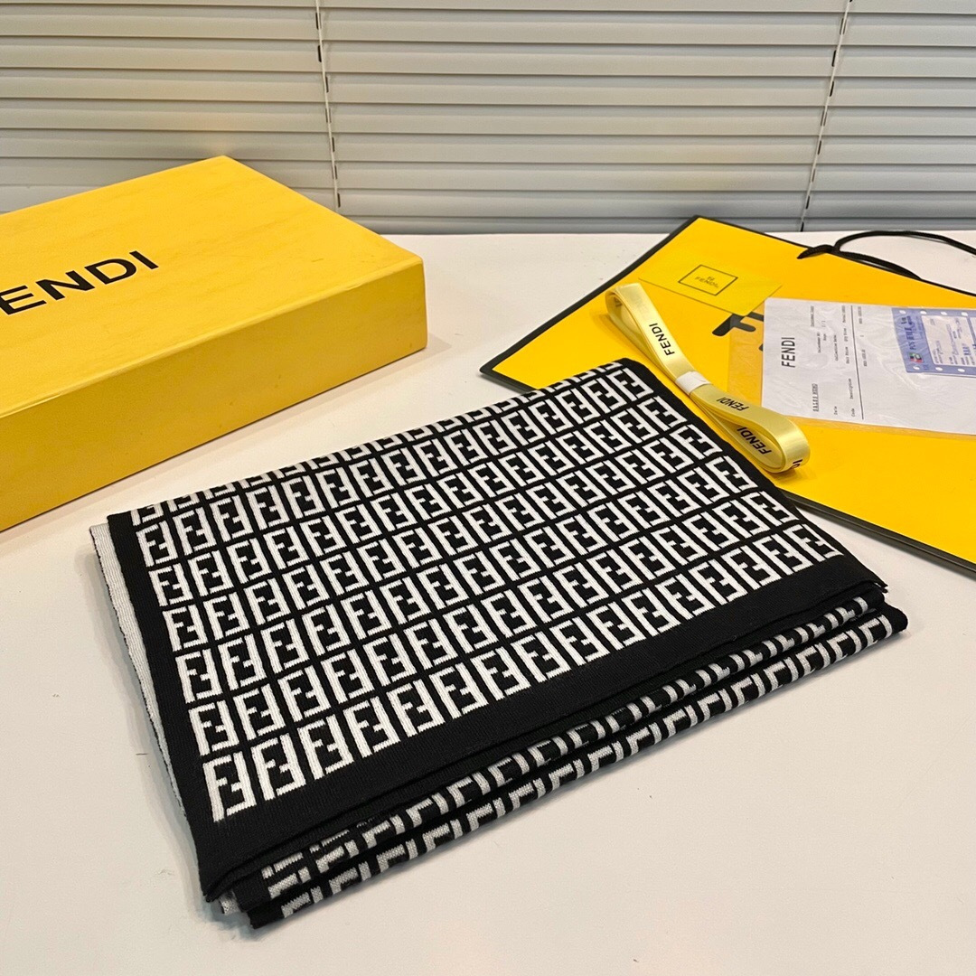 经典FF字母元素围巾，专柜也是刚上架的好玩意儿‼今年的芬迪也是起飞的架势，火的不要不要的，这款真真儿的正