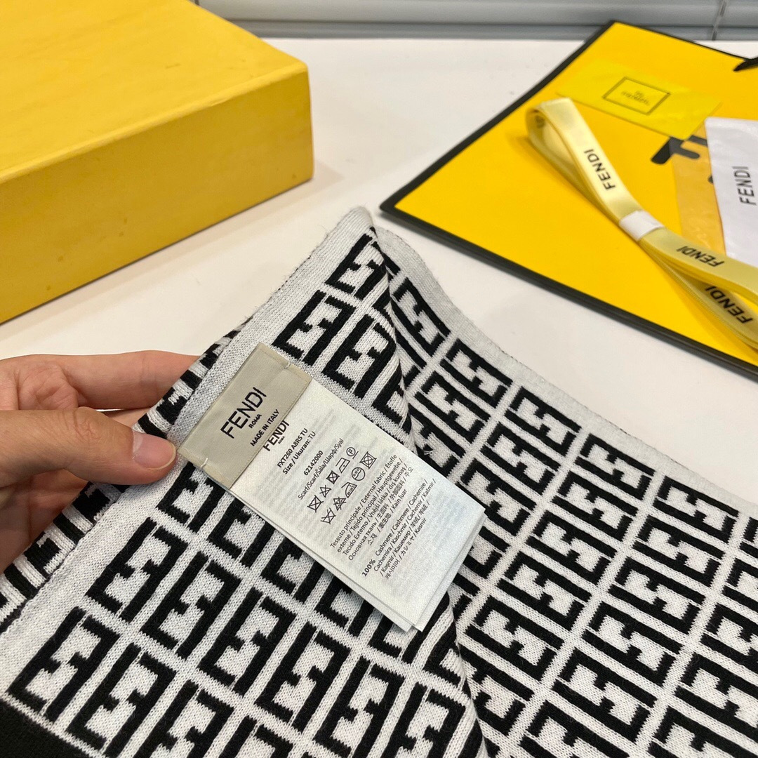 经典FF字母元素围巾，专柜也是刚上架的好玩意儿‼今年的芬迪也是起飞的架势，火的不要不要的，这款真真儿的正