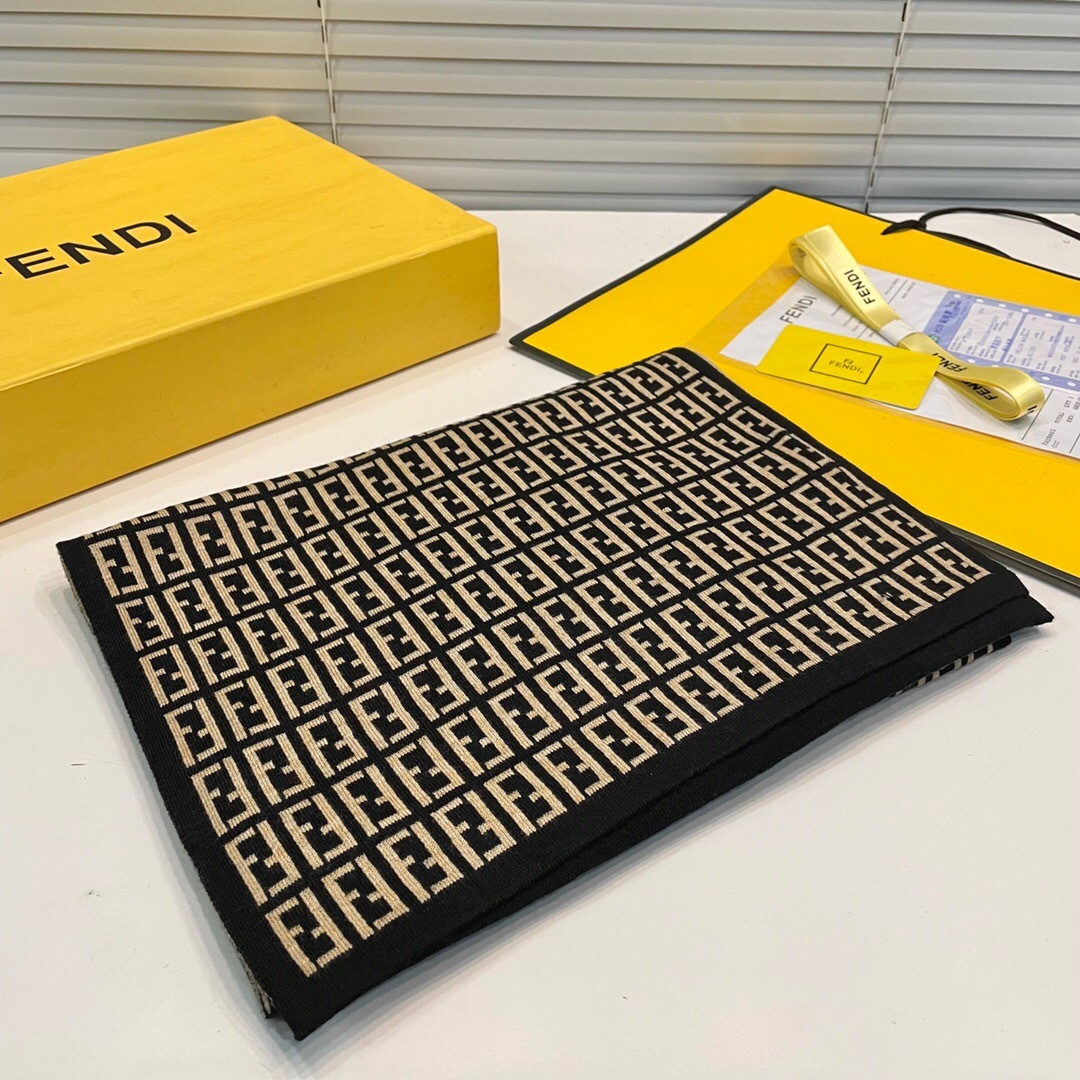 经典FF字母元素围巾，专柜也是刚上架的好玩意儿‼今年的芬迪也是起飞的架势，火的不要不要的，这款真真儿的正