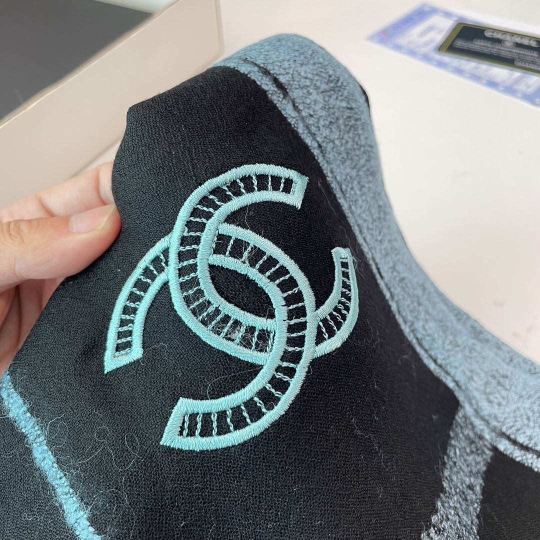 上新🔥香奈儿羊绒围巾💥手感好到爆👍品质一流的🎉真正的羊绒精品💥精湛绝伦的刺绣工艺和色彩搭配🎀让人眼前一亮