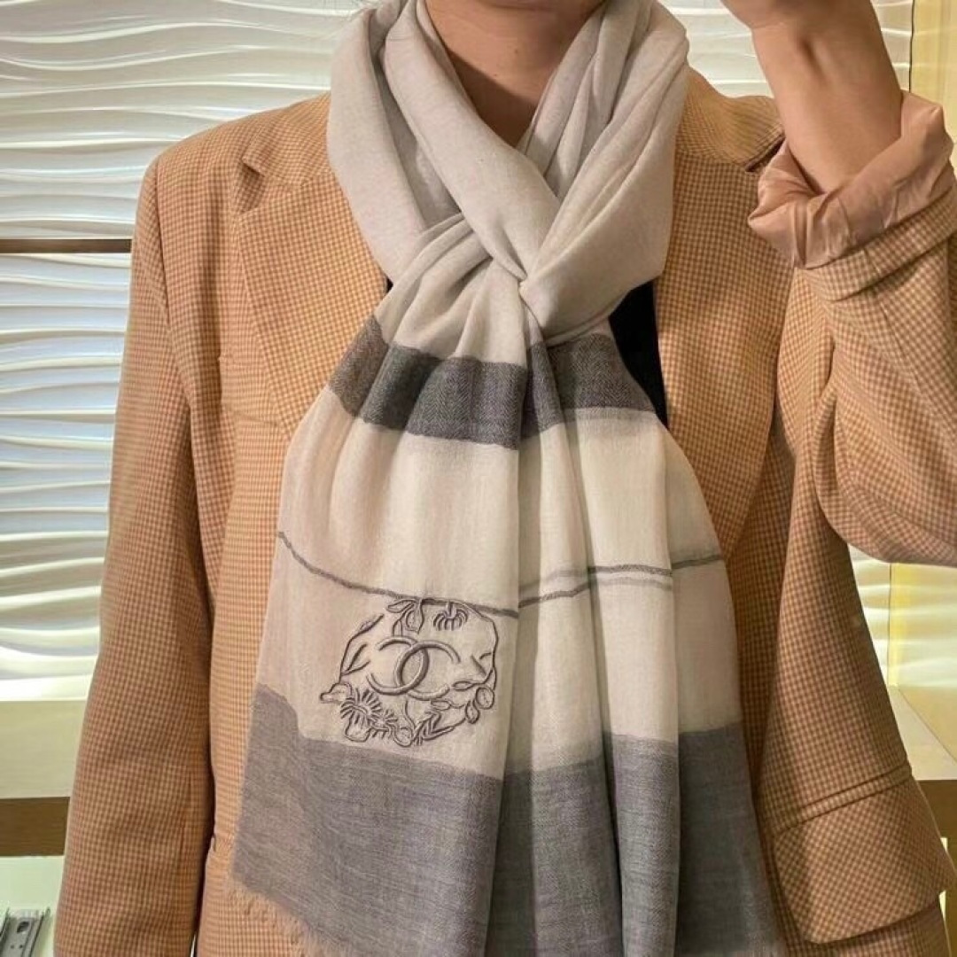 上新🔥香奈儿羊绒围巾💥手感好到爆👍品质一流的🎉真正的羊绒精品💥精湛绝伦的刺绣工艺和色彩搭配🎀让人眼前一亮