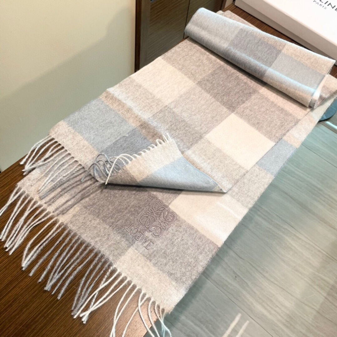 难得的高端家属福利‼️LOEWE刺绣🪡非常正的围巾~面料大爱，非常柔软细腻舒服‼️大气简约，超级好看的男