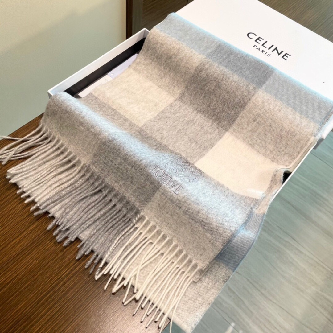 难得的高端家属福利‼️LOEWE刺绣🪡非常正的围巾~面料大爱，非常柔软细腻舒服‼️大气简约，超级好看的男