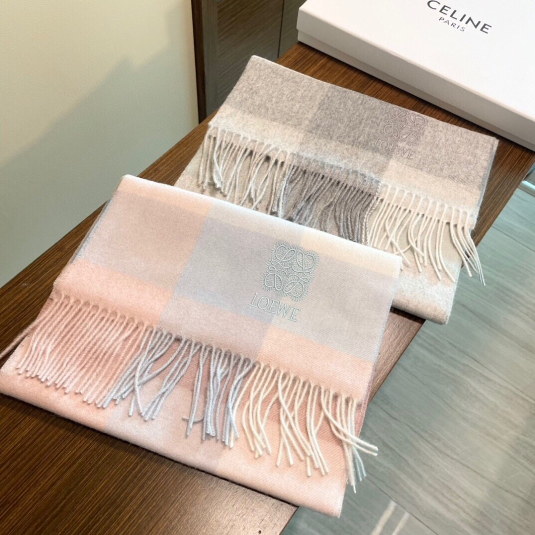 难得的高端家属福利‼️LOEWE刺绣🪡非常正的围巾~面料大爱，非常柔软细腻舒服‼️大气简约，超级好看的男