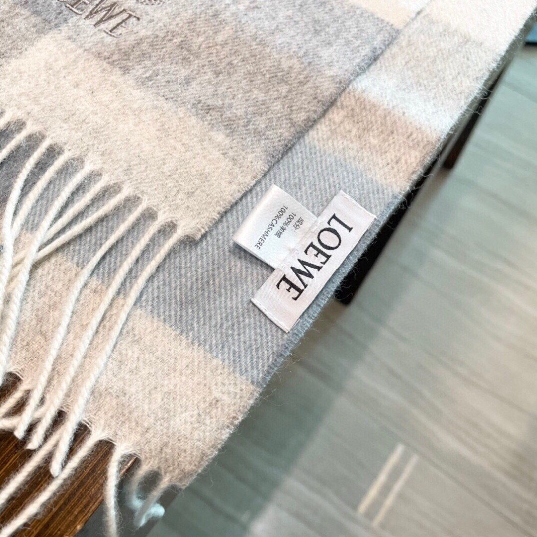 难得的高端家属福利‼️LOEWE刺绣🪡非常正的围巾~面料大爱，非常柔软细腻舒服‼️大气简约，超级好看的男