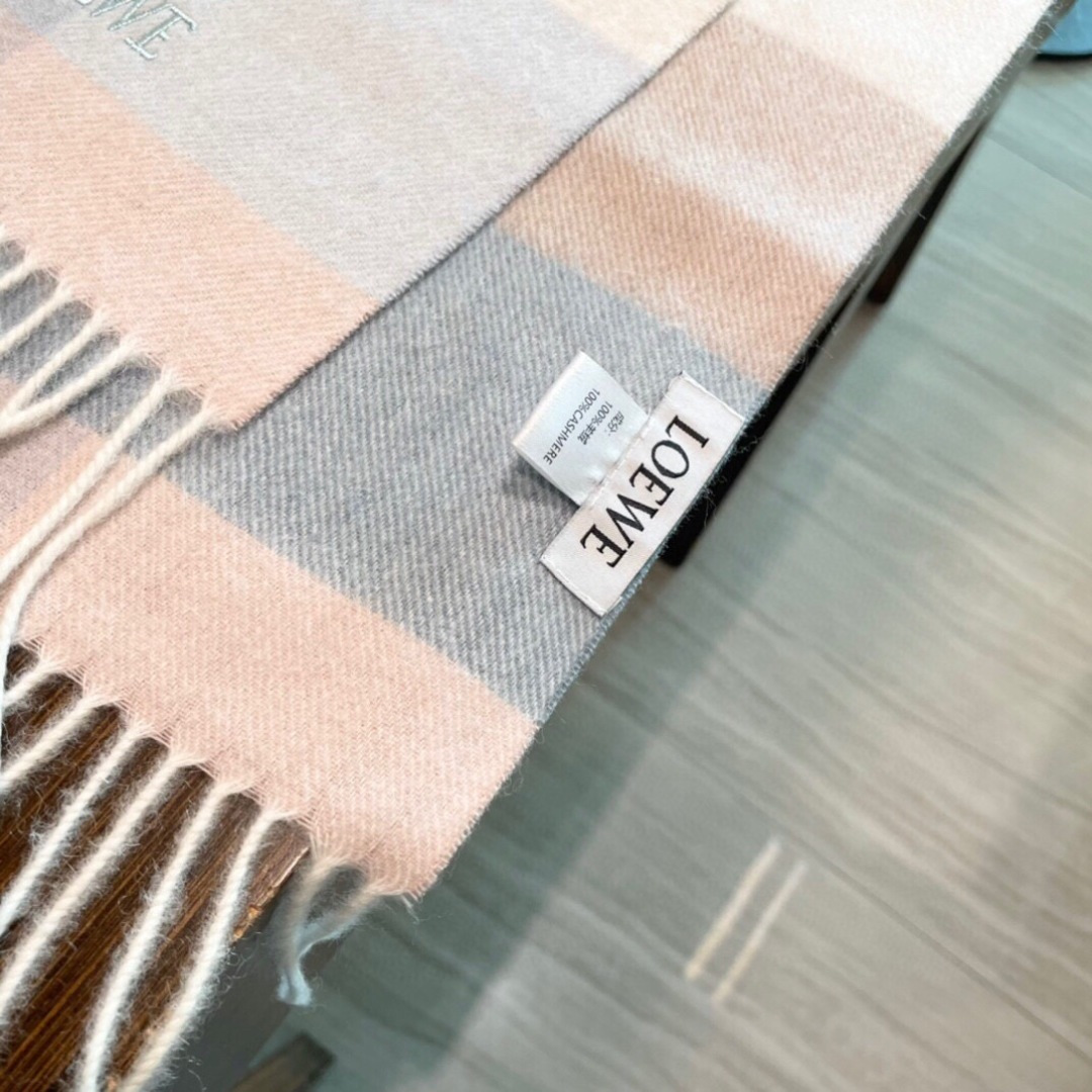 难得的高端家属福利‼️LOEWE刺绣🪡非常正的围巾~面料大爱，非常柔软细腻舒服‼️大气简约，超级好看的男