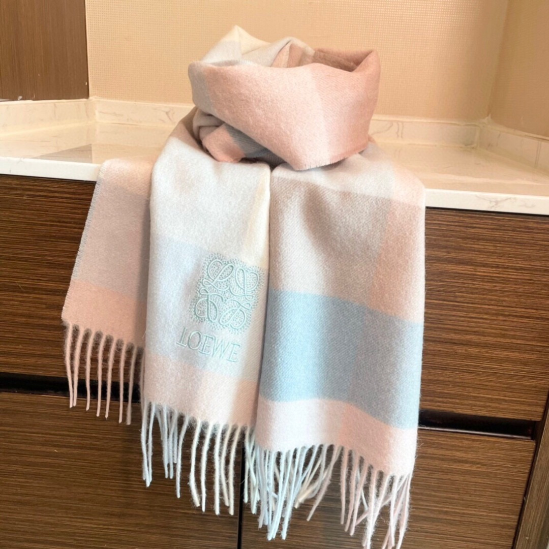 难得的高端家属福利‼️LOEWE刺绣🪡非常正的围巾~面料大爱，非常柔软细腻舒服‼️大气简约，超级好看的男