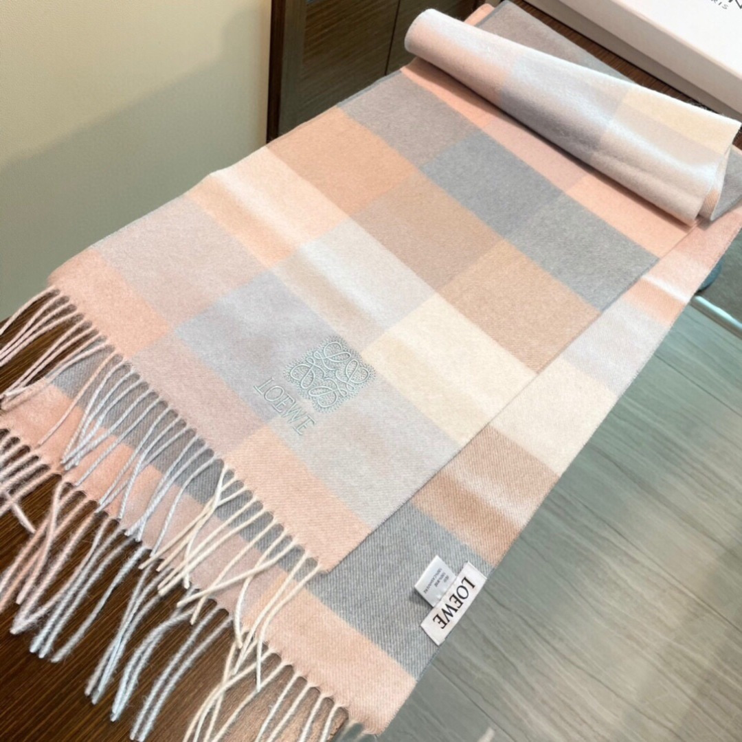 难得的高端家属福利‼️LOEWE刺绣🪡非常正的围巾~面料大爱，非常柔软细腻舒服‼️大气简约，超级好看的男