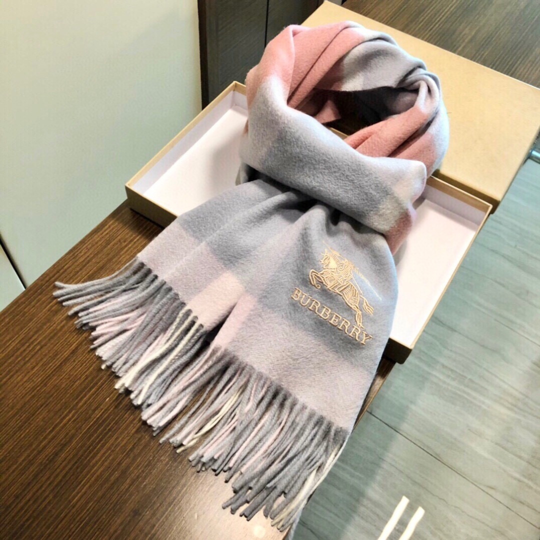 巴宝莉 bur专‮爱柜‬心💗围巾披肩‮磅重‬来了 bur原单殿堂‮皇级‬室最新款‼️专‮在柜‬售1600