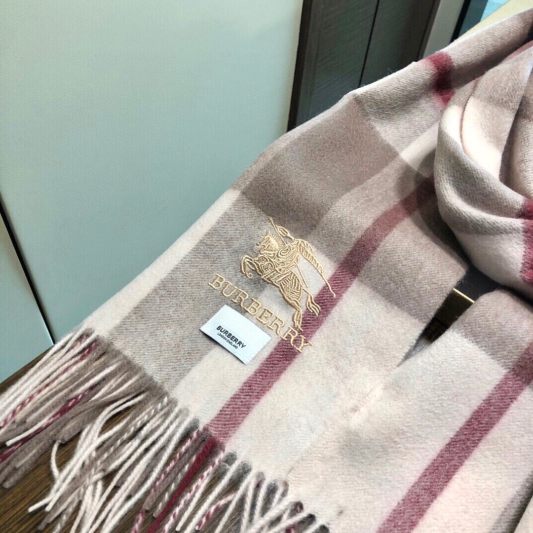 巴宝莉 bur专‮爱柜‬心💗围巾披肩‮磅重‬来了 bur原单殿堂‮皇级‬室最新款‼️专‮在柜‬售1600