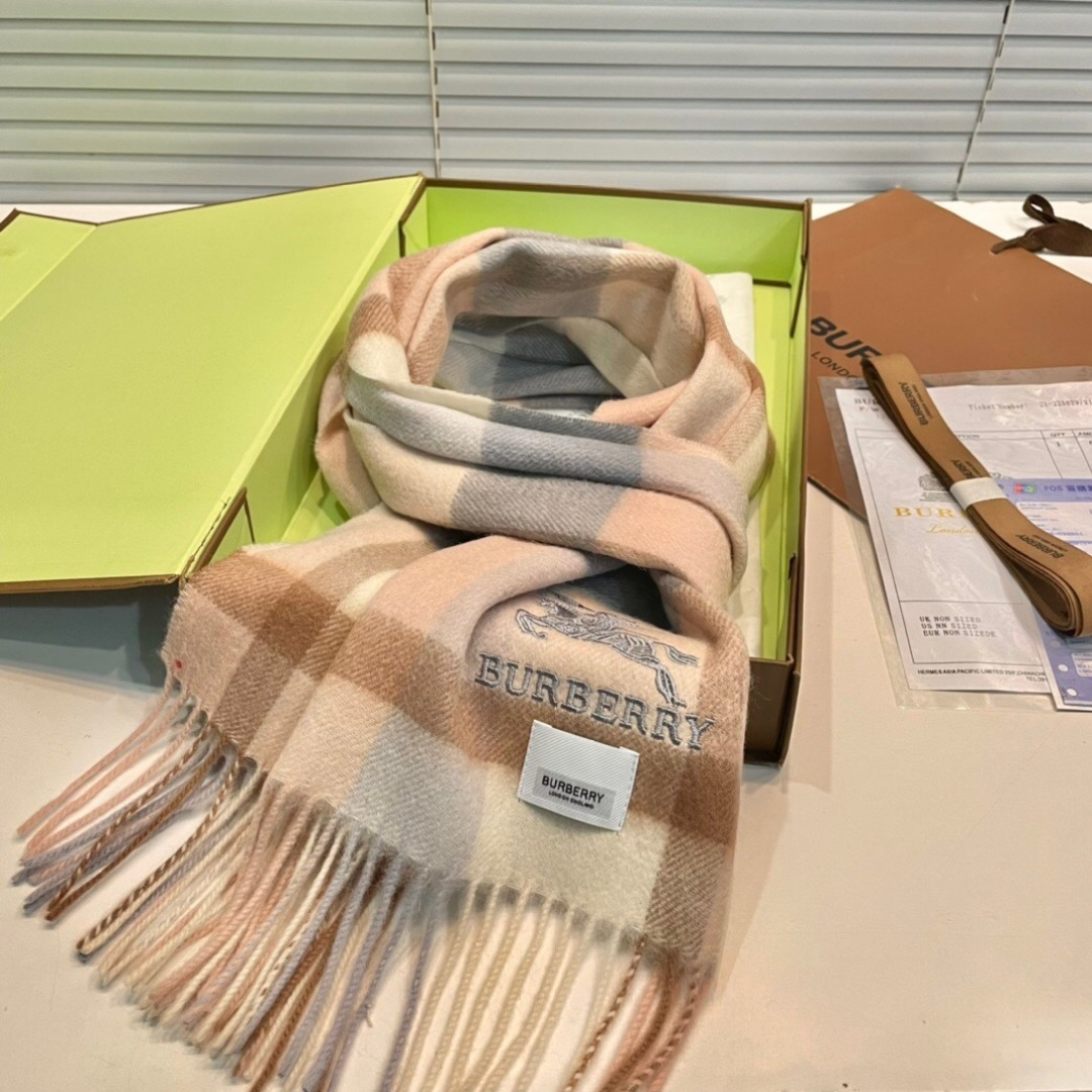 burberry经典羊绒格子围巾‼专柜最新品相，目前专柜都换上了新标👍经典中的经典.全品相‼其他什么F货