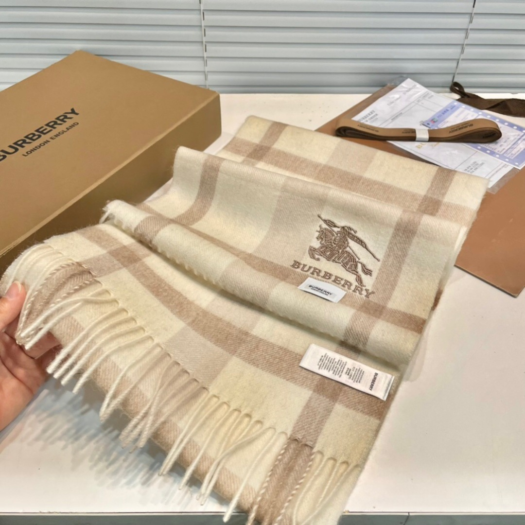 burberry经典羊绒格子围巾‼专柜最新品相，目前专柜都换上了新标👍经典中的经典.全品相‼其他什么F货