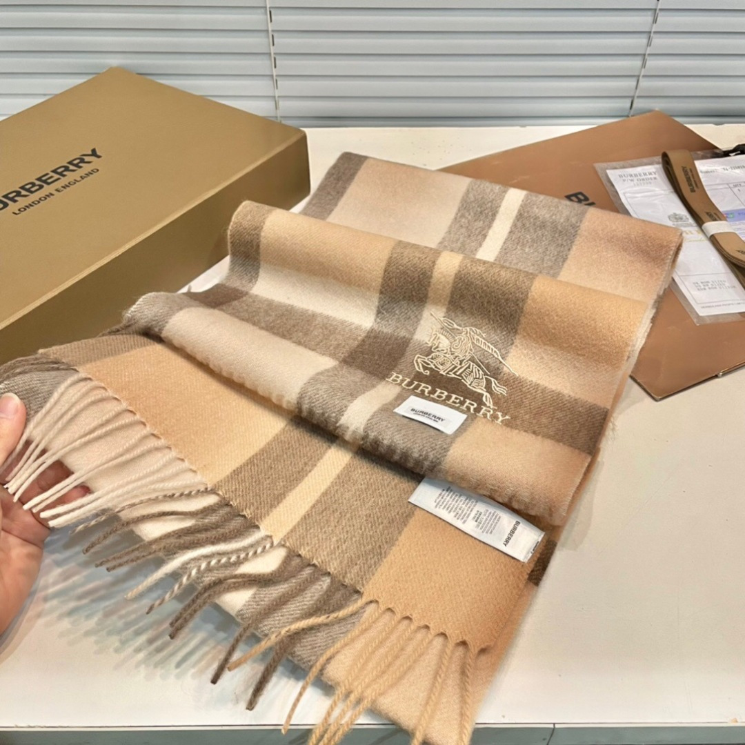 burberry经典羊绒格子围巾‼专柜最新品相，目前专柜都换上了新标👍经典中的经典.全品相‼其他什么F货