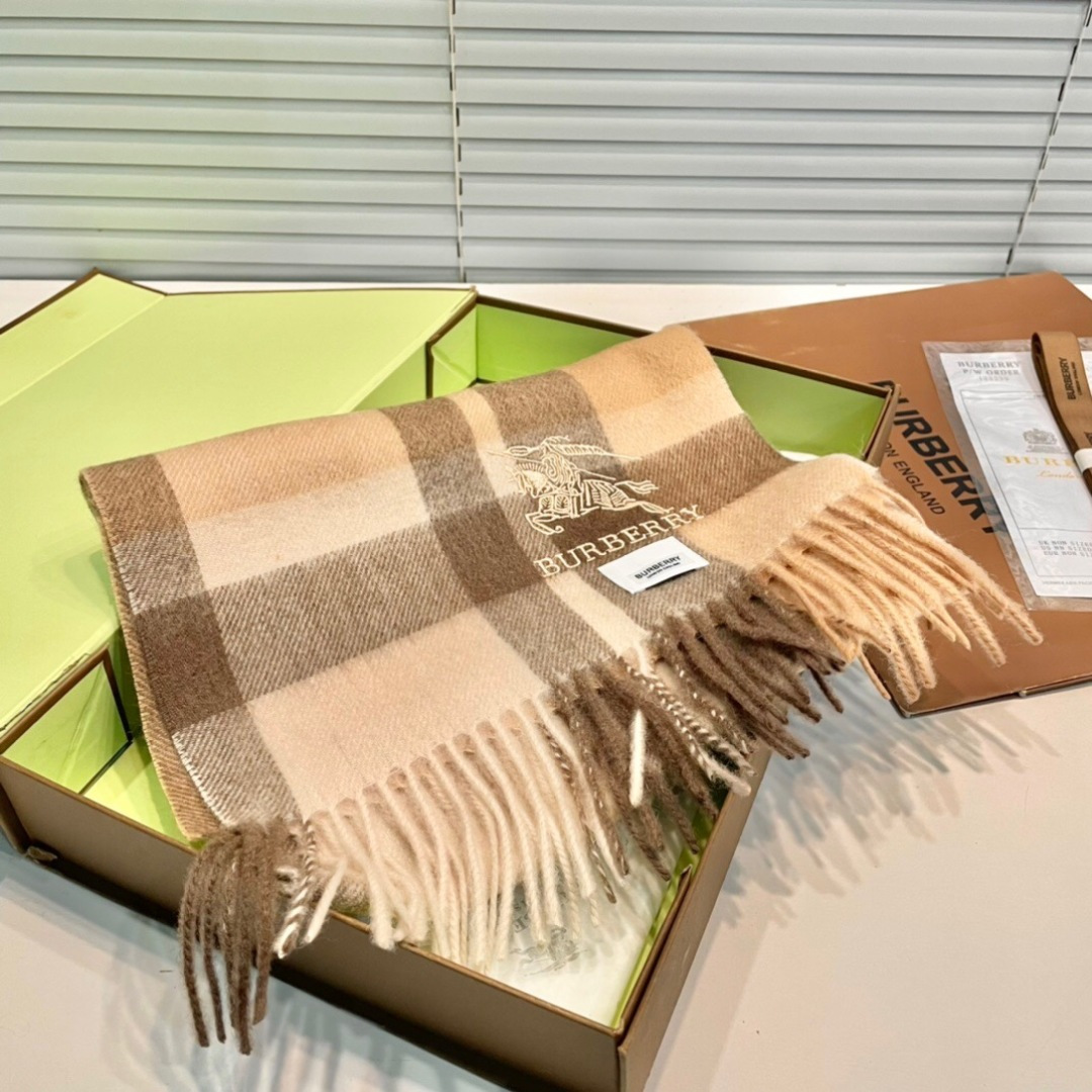 burberry经典羊绒格子围巾‼专柜最新品相，目前专柜都换上了新标👍经典中的经典.全品相‼其他什么F货