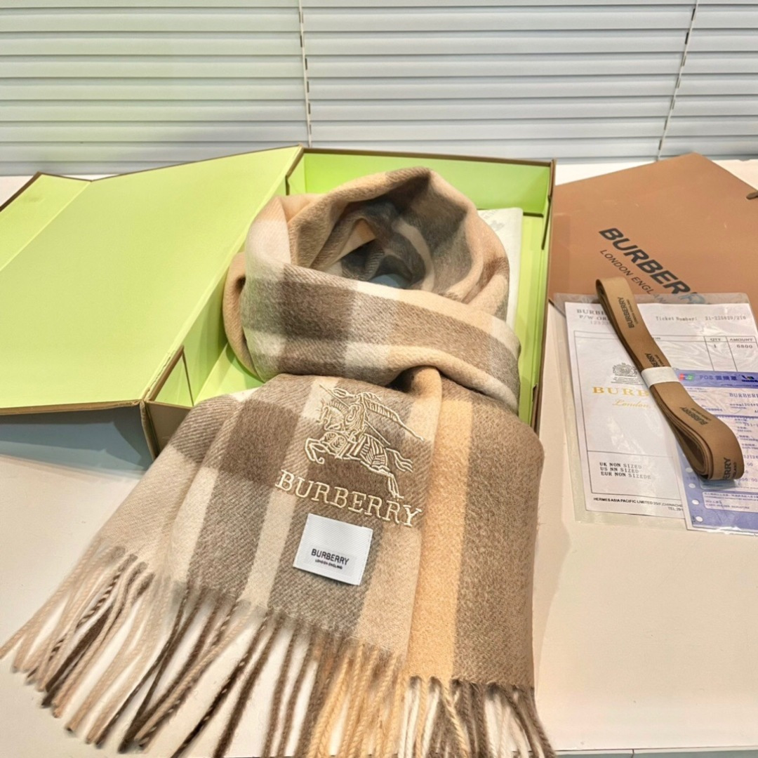 burberry经典羊绒格子围巾‼专柜最新品相，目前专柜都换上了新标👍经典中的经典.全品相‼其他什么F货