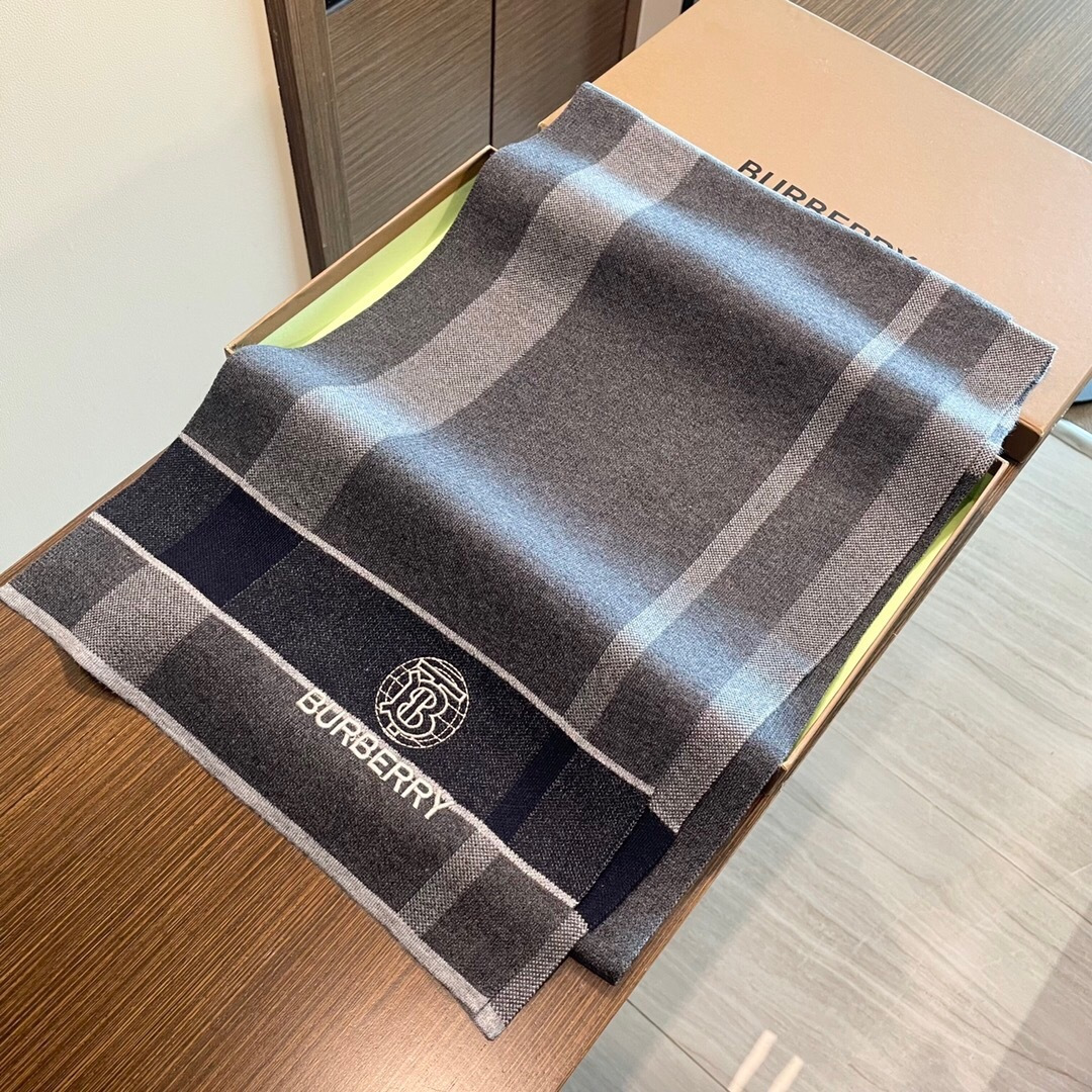 😍viP推荐👍巴宝莉专柜最新款Tb围巾【顶级羊绒围巾】🔥爆款哦 😘💍实物真心美 🎀针织围巾配以精美log