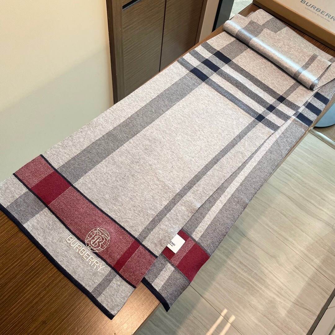 😍viP推荐👍巴宝莉专柜最新款Tb围巾【顶级羊绒围巾】🔥爆款哦 😘💍实物真心美 🎀针织围巾配以精美log