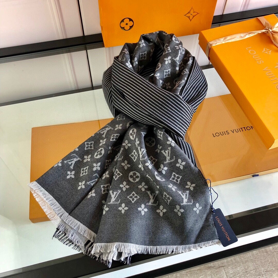 上新Lv❤最新款顶级高端设计，实物真心美 🎀披肩配以印花💓💃🏻无论设计喷绘都是非常到位☀细节都可见🌟整个