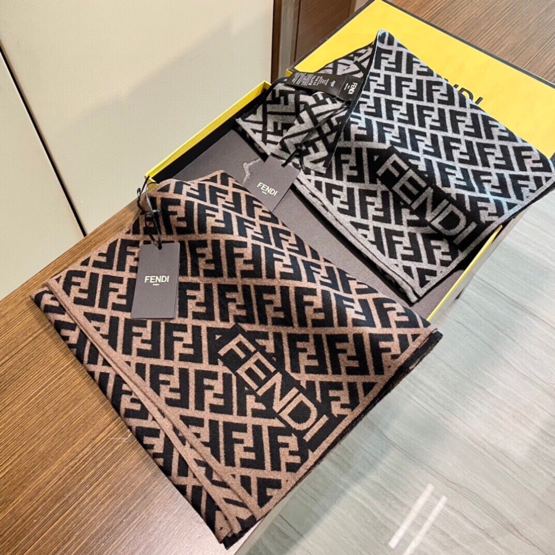 经典FF字母元素围巾，专柜也是刚上架的好玩意儿‼今年的芬迪也是起飞的架势，火的不要不要的，这款真真儿的正