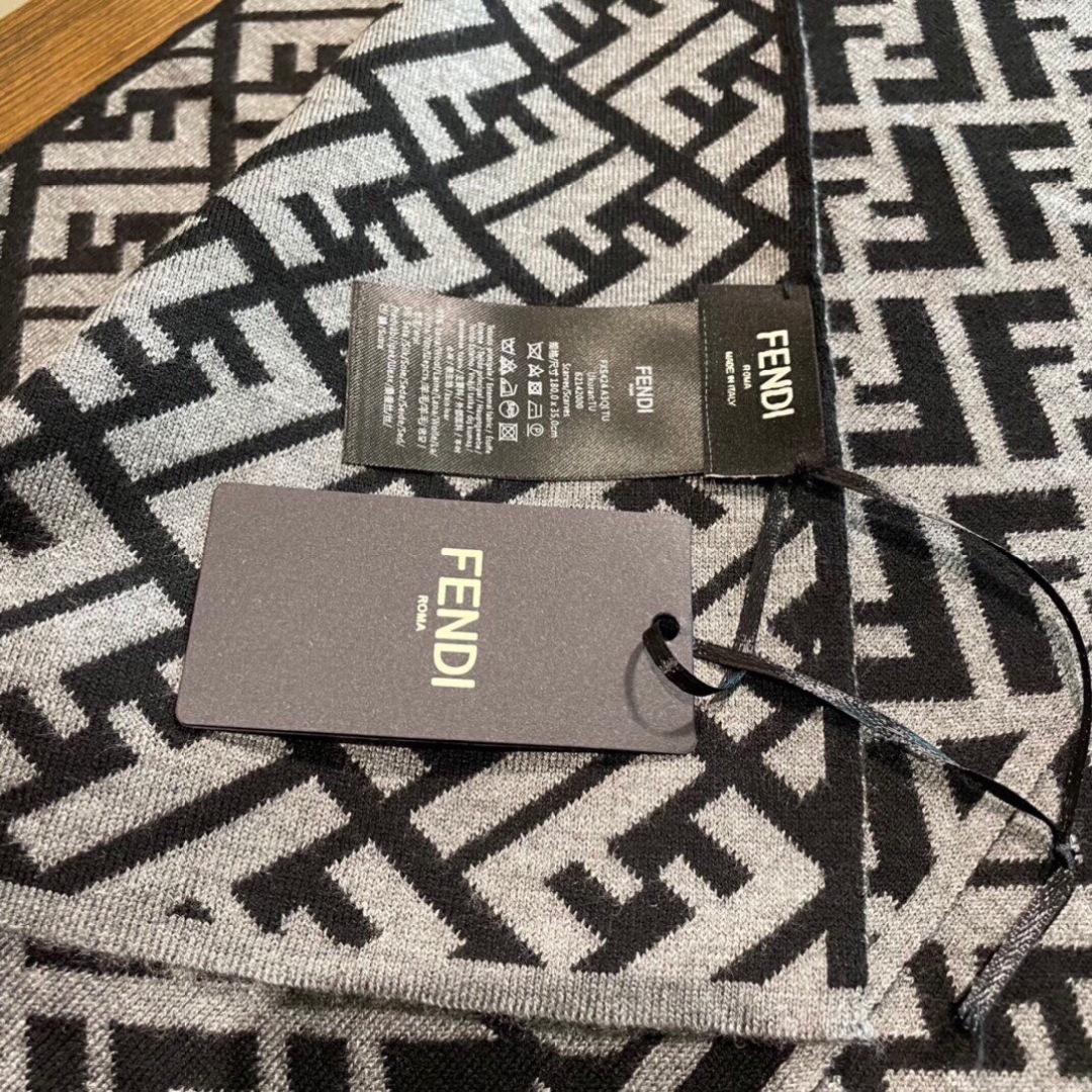 经典FF字母元素围巾，专柜也是刚上架的好玩意儿‼今年的芬迪也是起飞的架势，火的不要不要的，这款真真儿的正