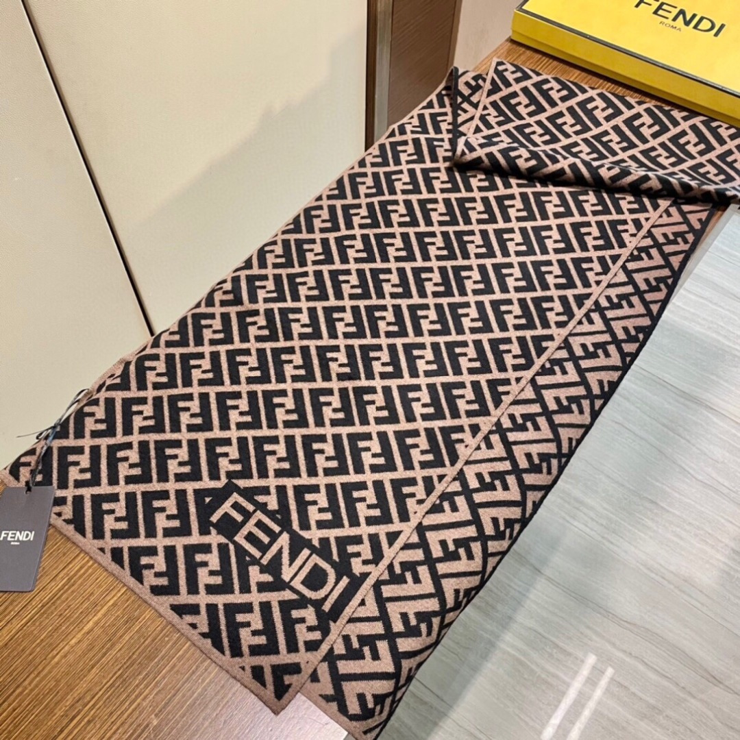 经典FF字母元素围巾，专柜也是刚上架的好玩意儿‼今年的芬迪也是起飞的架势，火的不要不要的，这款真真儿的正