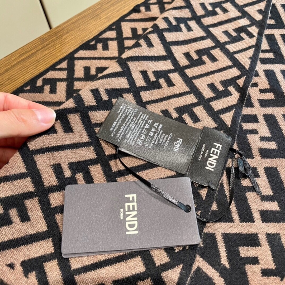 经典FF字母元素围巾，专柜也是刚上架的好玩意儿‼今年的芬迪也是起飞的架势，火的不要不要的，这款真真儿的正